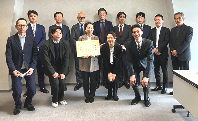 写真は表彰式でのJLLリテールマネジメント株式会社様とMRA関係者