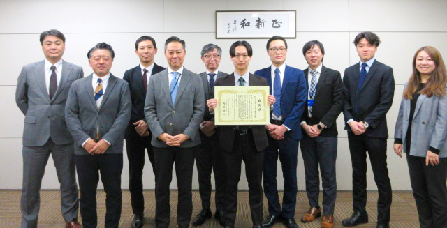 写真は表彰式での丸紅リアルエステートマネジメント株式会社様とMRA関係者
